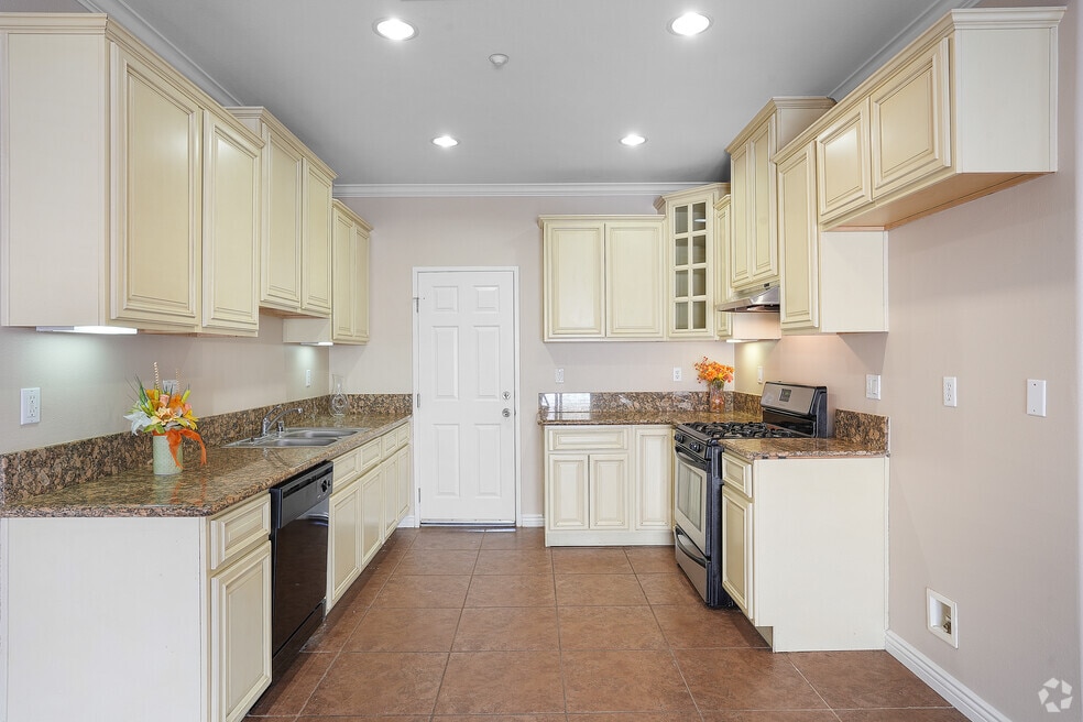 3 BR, 2.5 BA - 1,485 SF