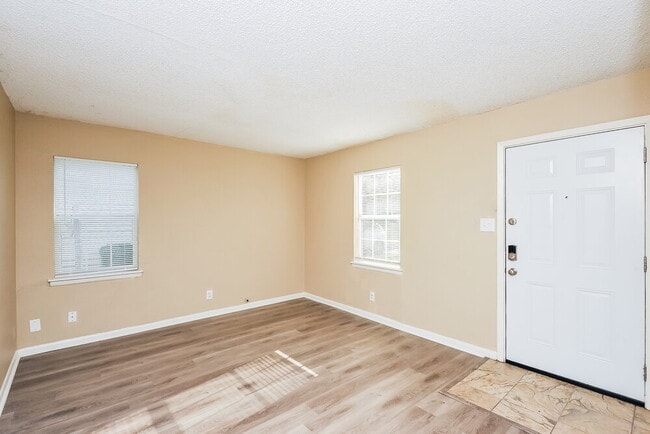 Photo - 824 Renfro Dr