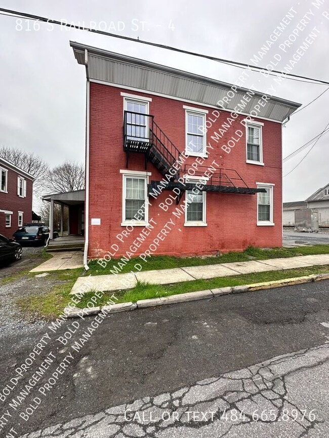 Building Photo - 816 S Railroad St Unit 4 Rental