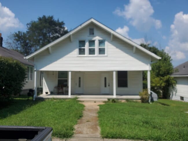 Building Photo - Remodeled 2BR, 1BA duplex in Springfield Unit Boren St  B