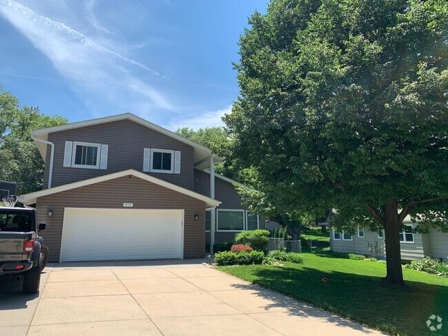 Building Photo - Home For Rent in Papillion