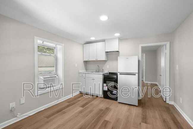 Building Photo - 325 54th Ave N Unit E