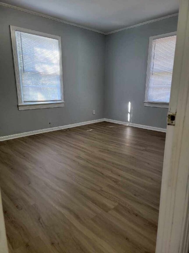 Photo - 937 W 6th St