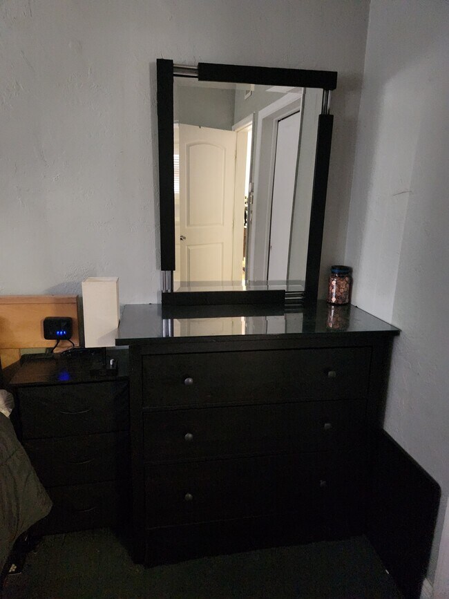 cómoda de dormitorio - 1845 Pembroke Rd Unidad 13