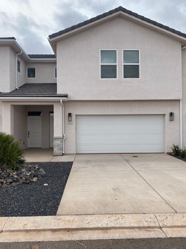Building Photo - Mustang Townhome!!