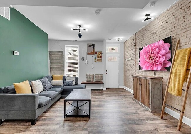 Building Photo - Beautifully Renovated Townhome in Mt. Vern...