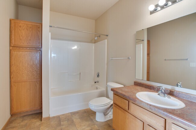 Osgood Place Apartments Bathroom - Osgood Place Apartments