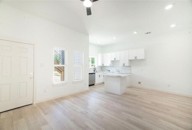 Photo - 331 Delaware St