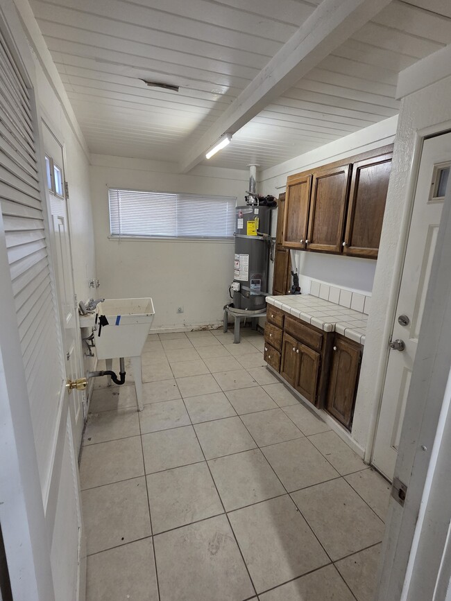 Photo - 332 W 7th St