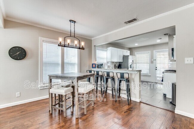 Photo - 3824 Collinwood Ave