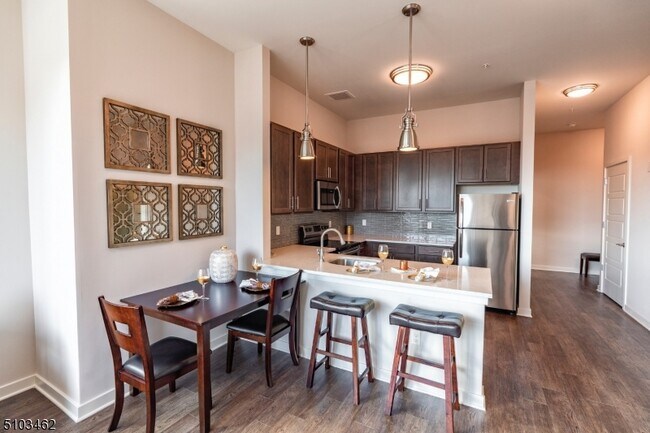 Photo - 320 Valley St