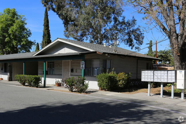 Photo - Regency Arms Apartments