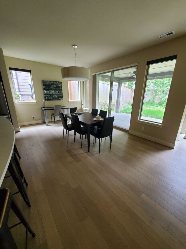 Photo - Spacious, Modern Living full of luxurious details!