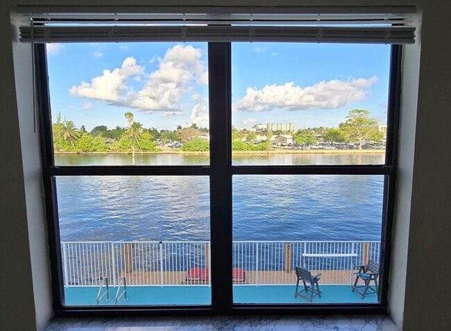 Building Photo - 105 S Riverside Dr Unit 203 Rental
