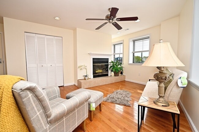 Building Photo - 358-358 Main St Unit 42