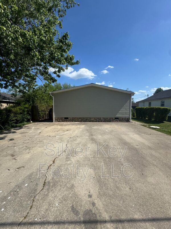 Photo - 1005 Moore St