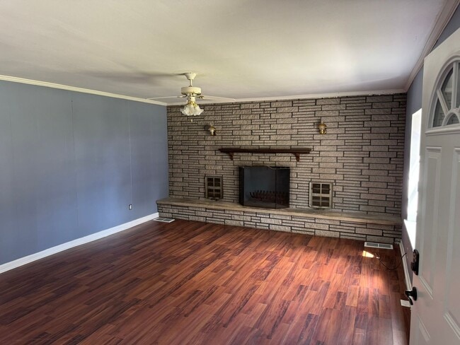 Photo - Cozy & Charming 3BR/2BA Home in Lenoir Cit...