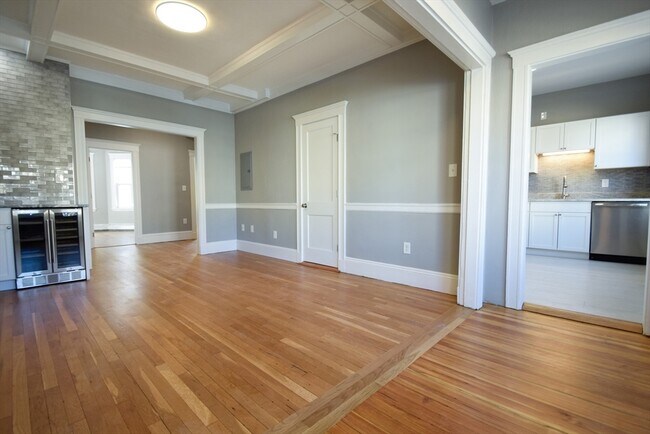 Building Photo - 142 Sutherland Rd Unit 2 Rental