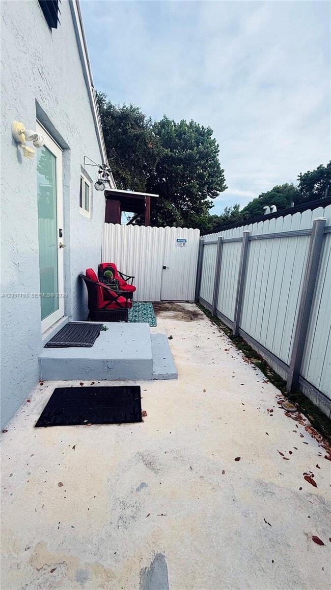 Building Photo - 1558 NW 103rd St Unit Efficiency