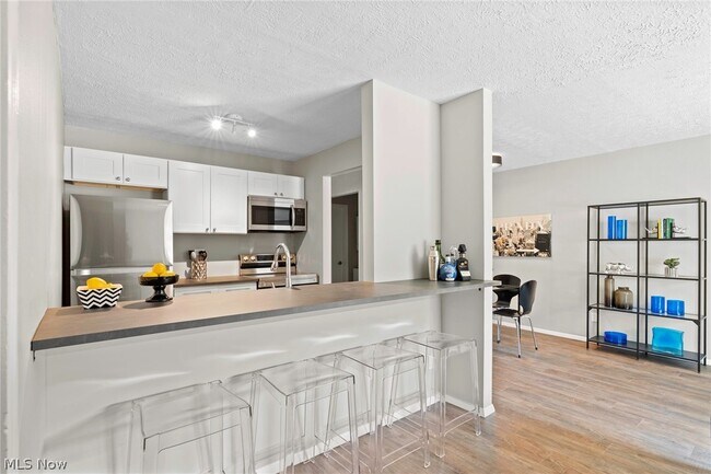 Photo - 10524 Clifton Blvd Unidad 102