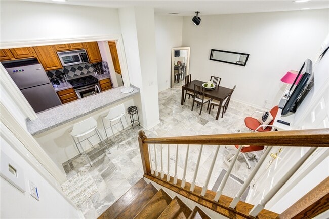 Building Photo - 19 Crestwood Dr Unit 8