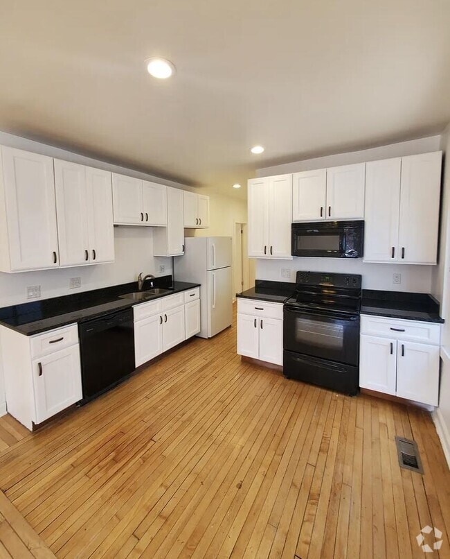 Building Photo - 526 E Burleigh St Rental