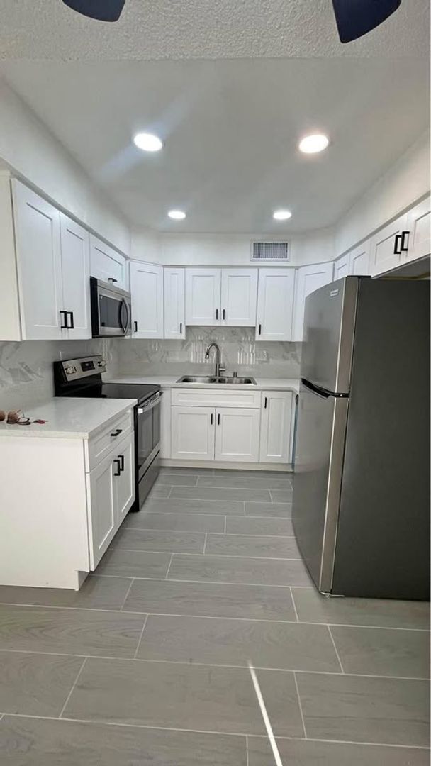 1800-1818 Rexford Dr