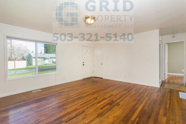 Building Photo - 2 Bedroom Bungalow in Northeast Portland - Huge Backyard!
