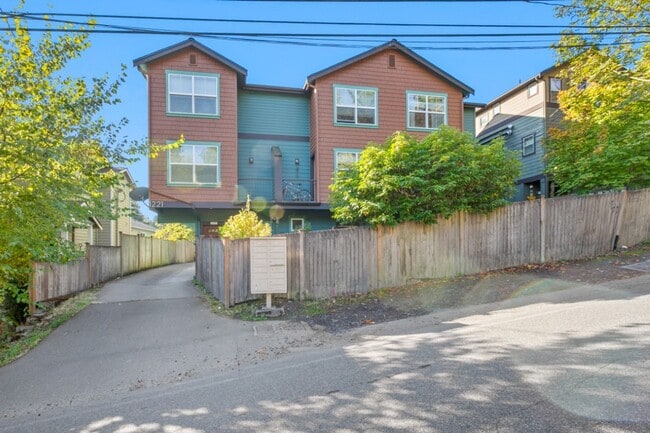 Building Photo - 3bd/2.25ba Seattle Townhouse