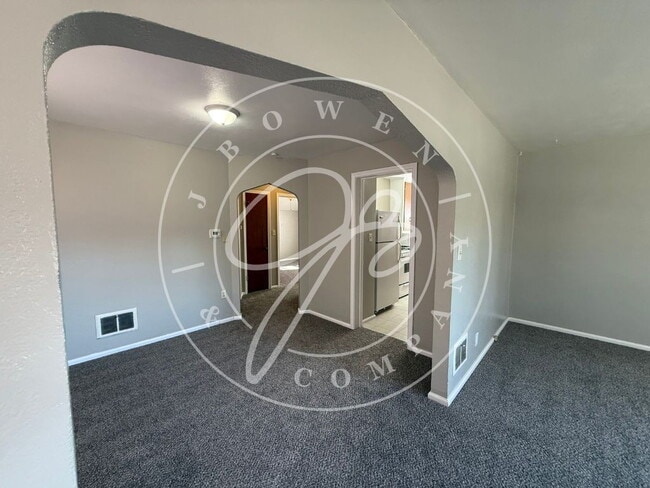 Photo - "Charming 2-Bed upper Duplex on Wyckliffe Parkway – Cozy Living Awaits!"