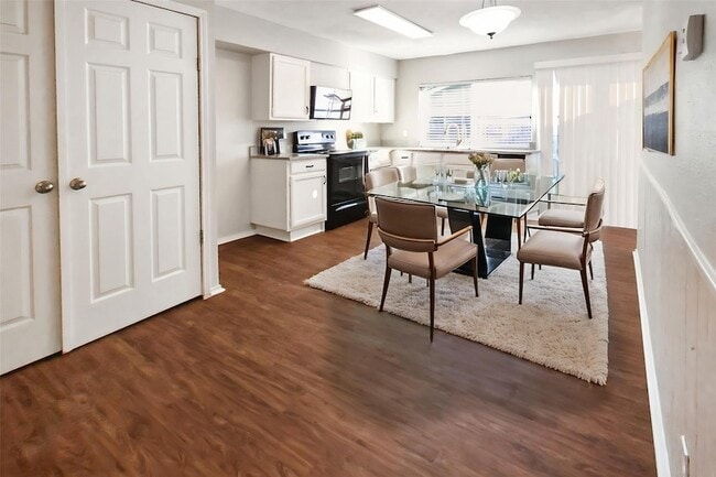 Photo - 6400 Pine St