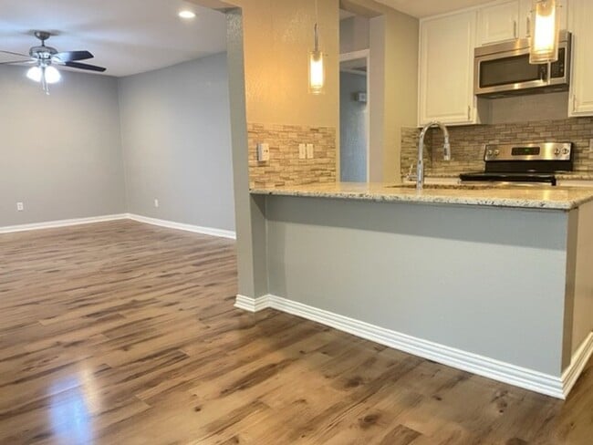 Building Photo - Large 2 Bedroom Condo minutes from SMU!