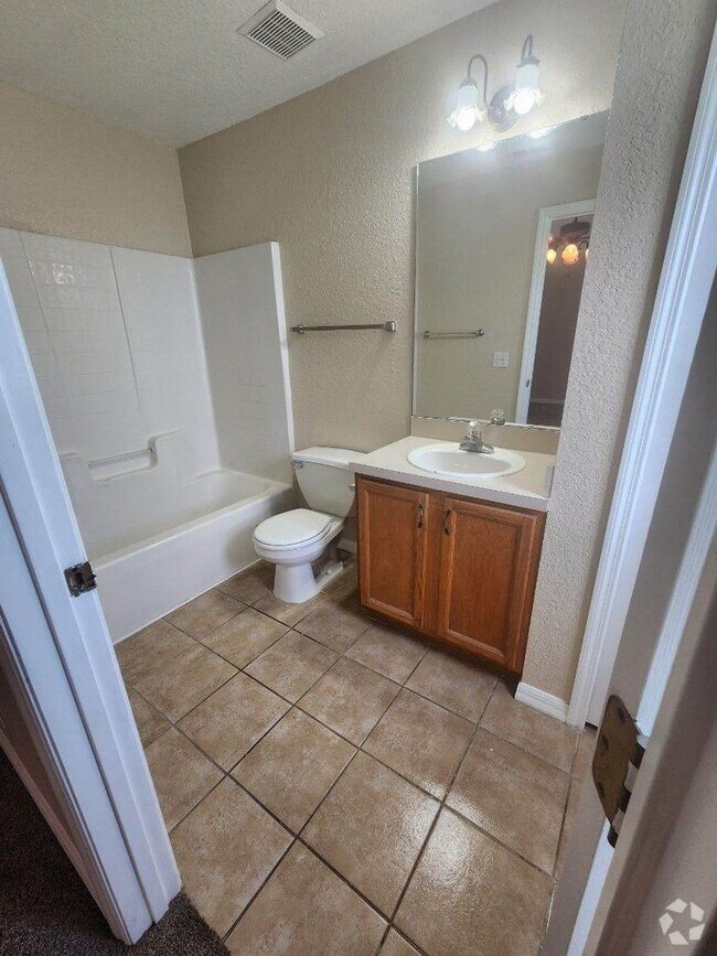 Building Photo - Three Bedroom Two Bath - Auburndale Rental