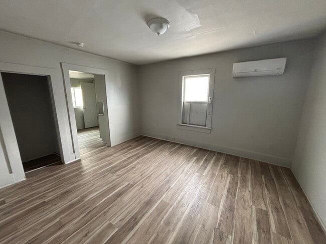 Building Photo - 14 E 6th Ave Unit 4