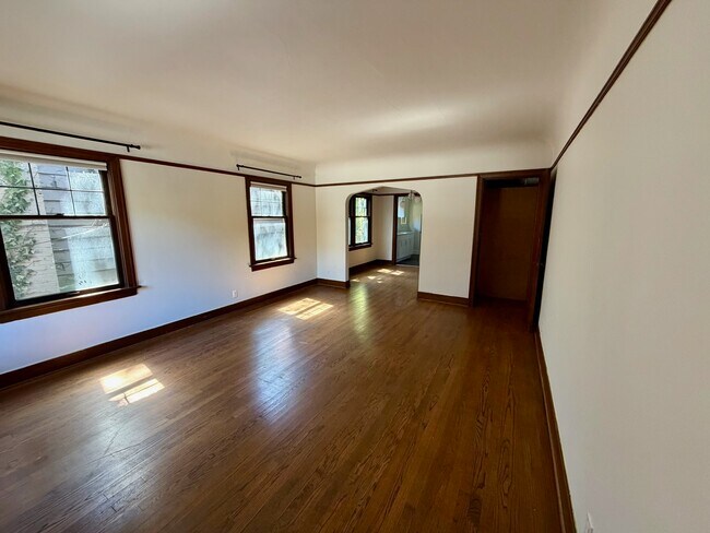 Photo - 937 10th Ave E