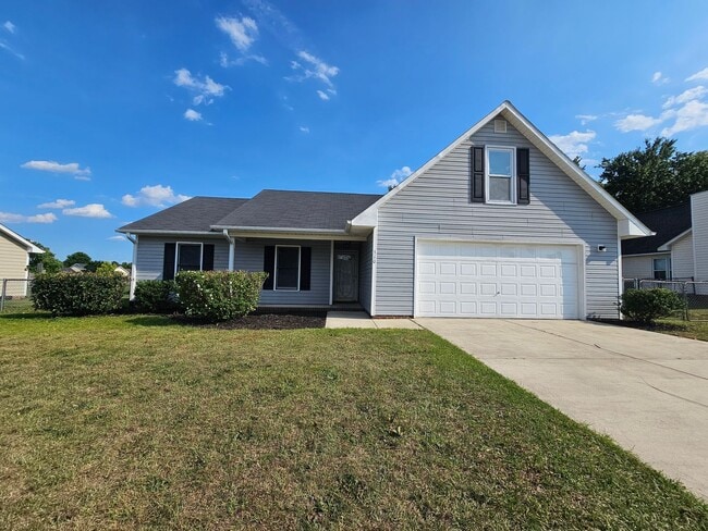 Building Photo - Three Bedroom With Large Bonus Room
