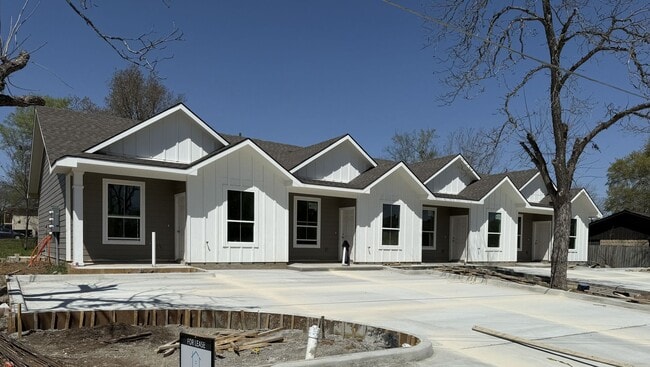 Building Photo - 1612 W 5th St