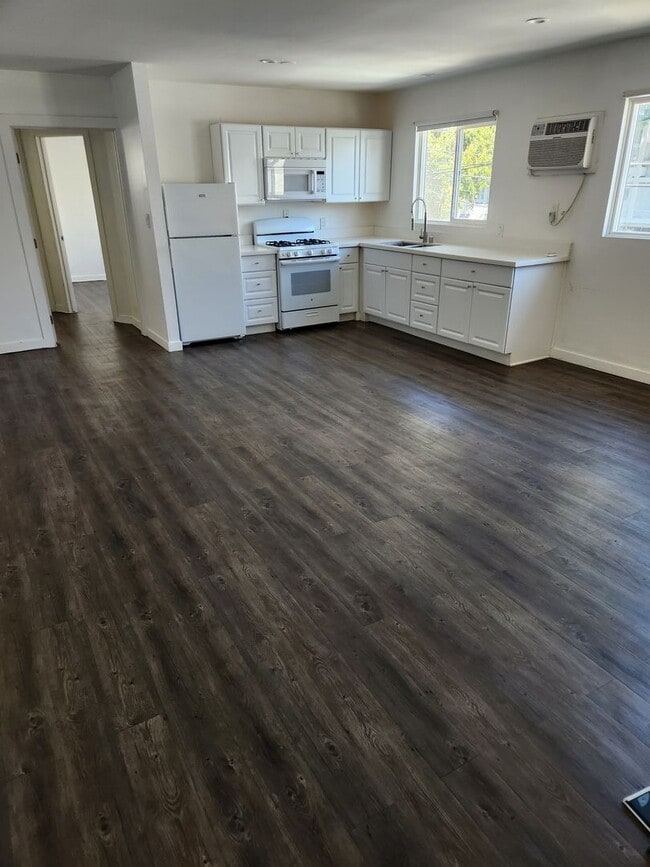 Building Photo - 4323 Van Nuys Blvd