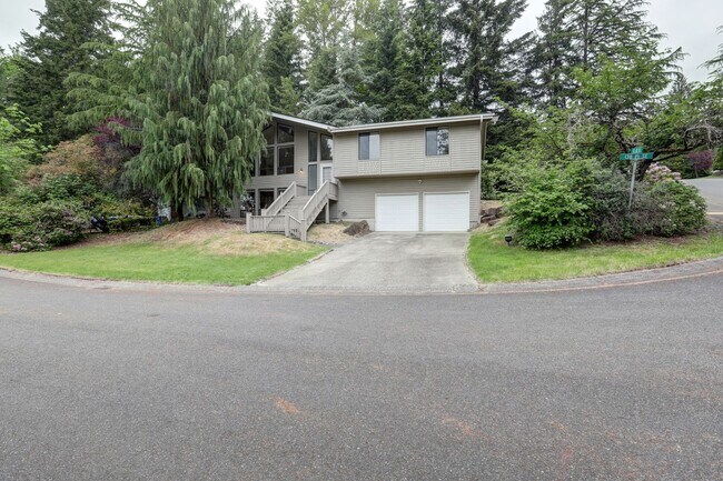 Building Photo - Great 4BR 2.5BA Split Entry Home in Quiet Forest Park Neighborhood