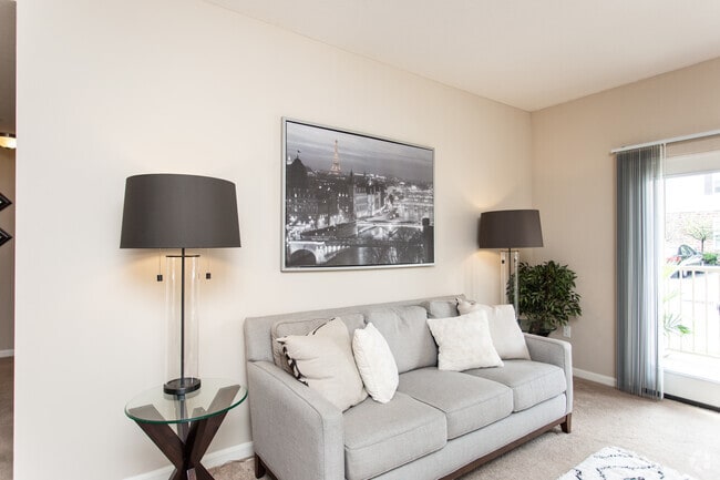 2BR, 2BA - 933 SF - The Easton