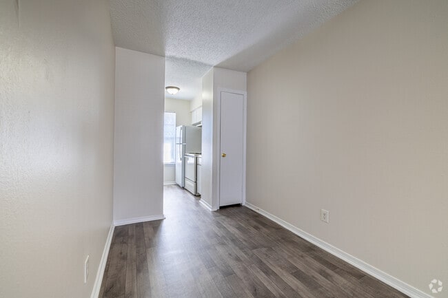 2BR, 1BA - 890SF - Dining