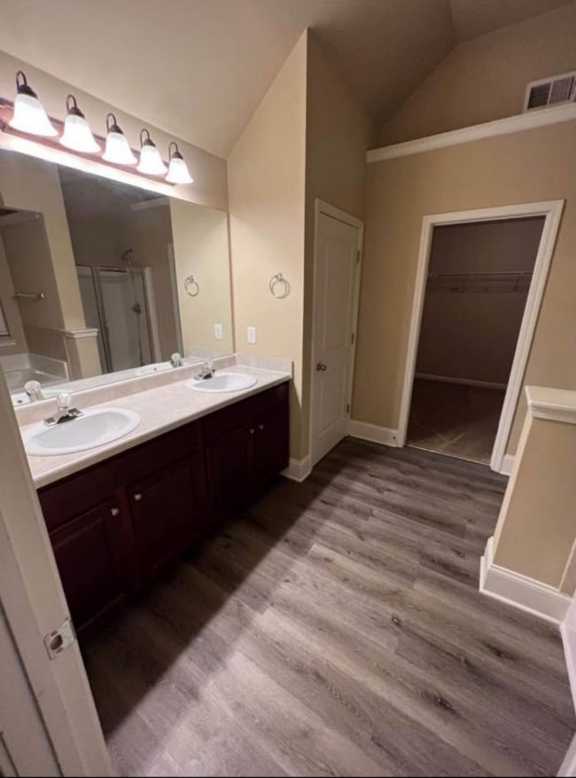 Photo - 656 Warwick Dr