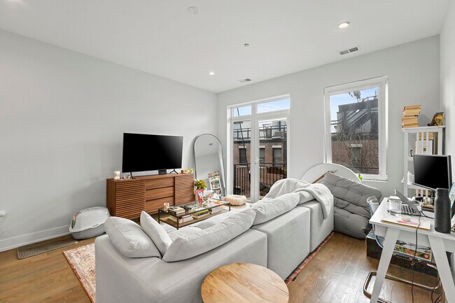 Building Photo - 2217 W Madison St Unit 310 Rental