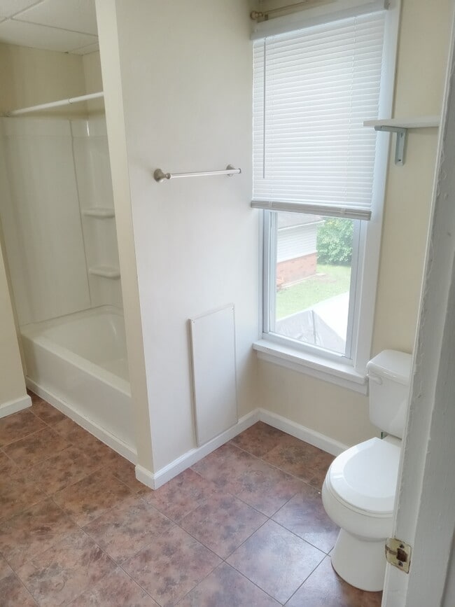 607 N Columbus St Unit 607 Upper Apt