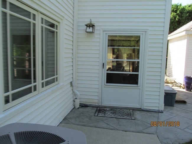Building Photo - 11 Travis Dr Unit 8