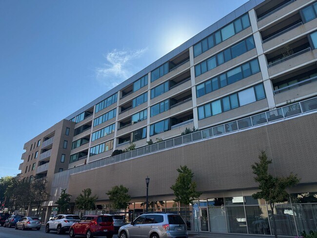 Building Photo - 1 Bed, 1 Bath Condo Near Downtown Evanston...