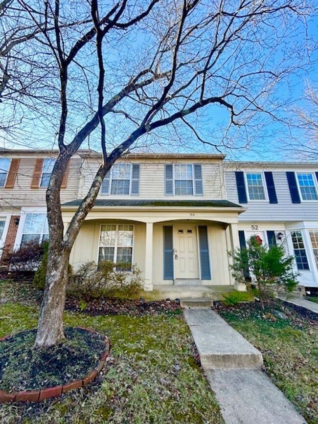 Photo - Spacious and bright 3BR/2.5BA townhouse with enclosed back patio