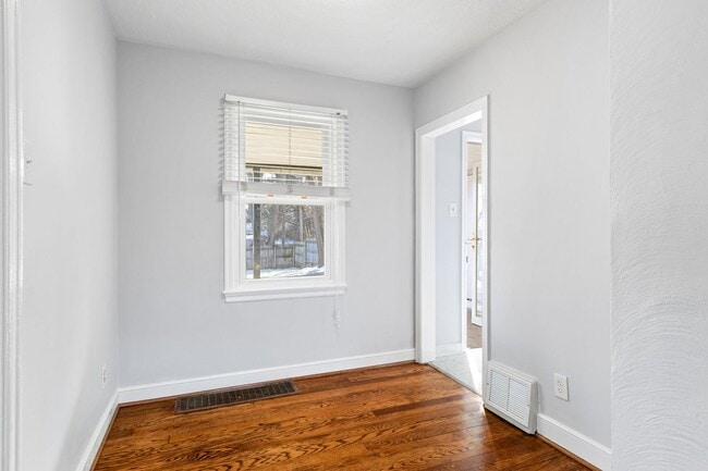 Photo - 2 Bed / 1 Bath Bungalow. Dog Friendly. Fenced Yard.