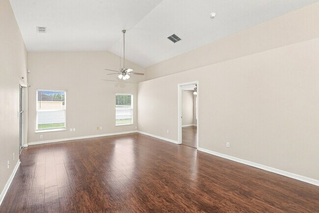 4612 Woodford Dr