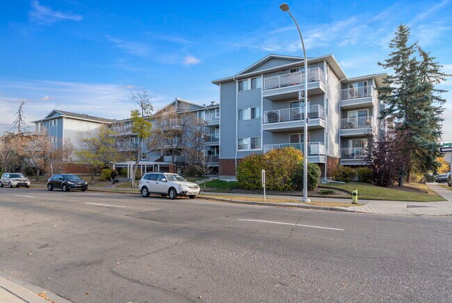 Photo - 1735-111 11 Ave SW
